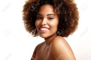 42417391 heureuse femme noire avec des cheveux afro ronde et peau ideale 5- Faire de jolis slides instagram 1/2